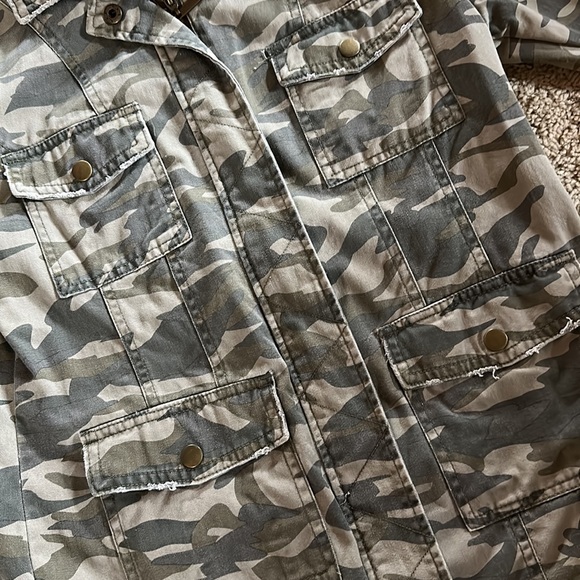 Mudd canvas Camo patterned jacket; semi fitted; S; pocket detailing; zip closure - Picture 3 of 6